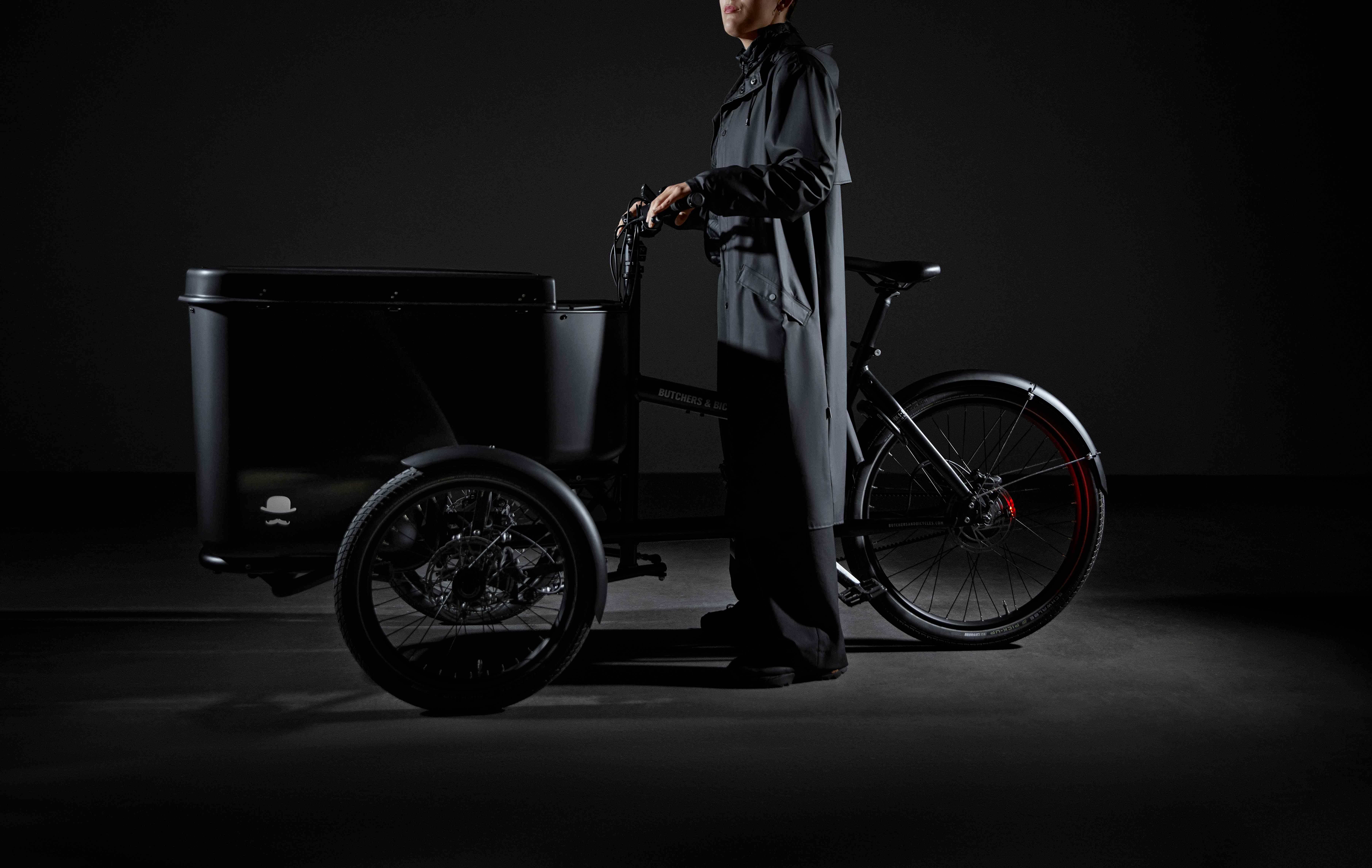 Elegantes schwarzes Lastenrad