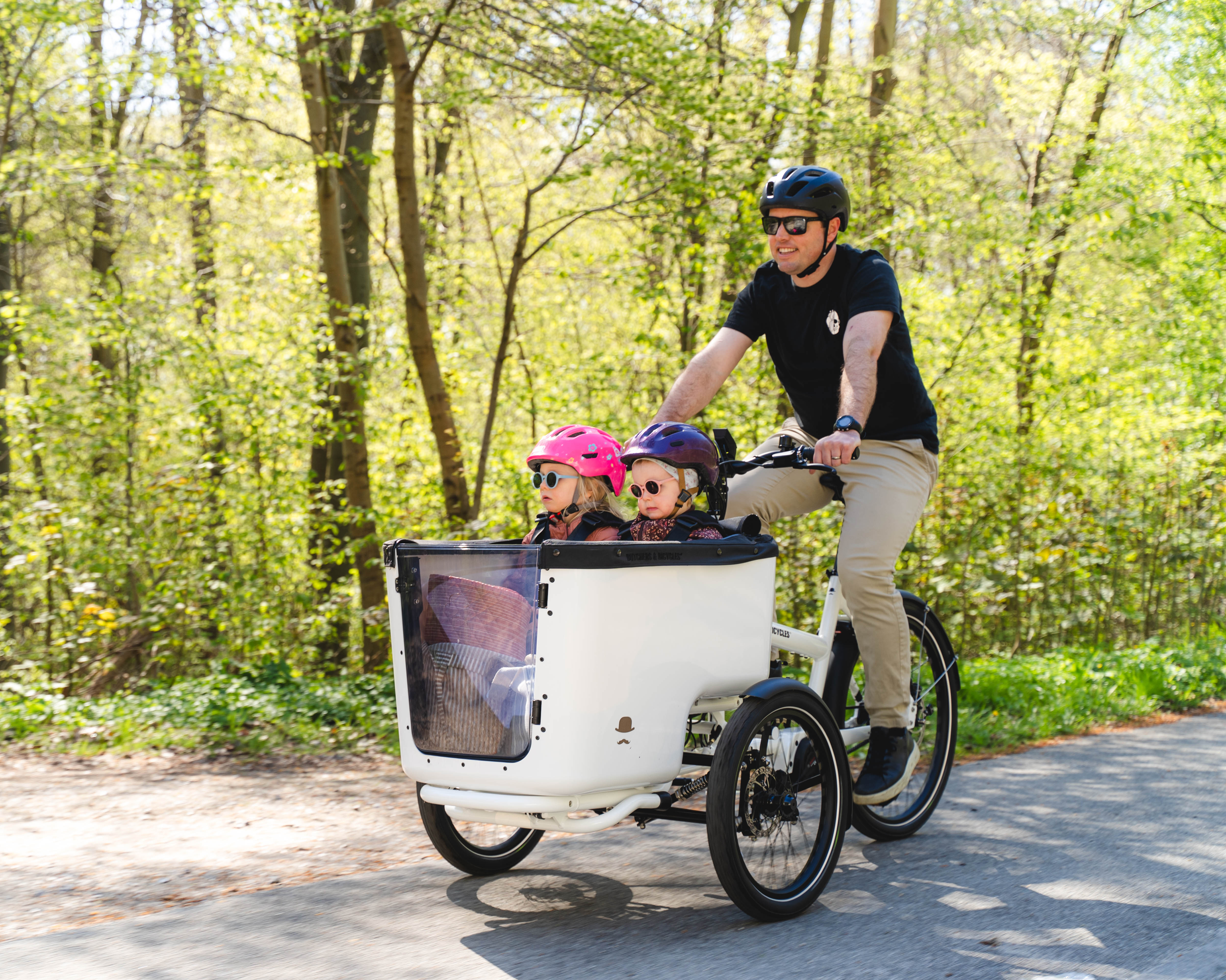 Familie auf Waldausflug mit Lastenrad