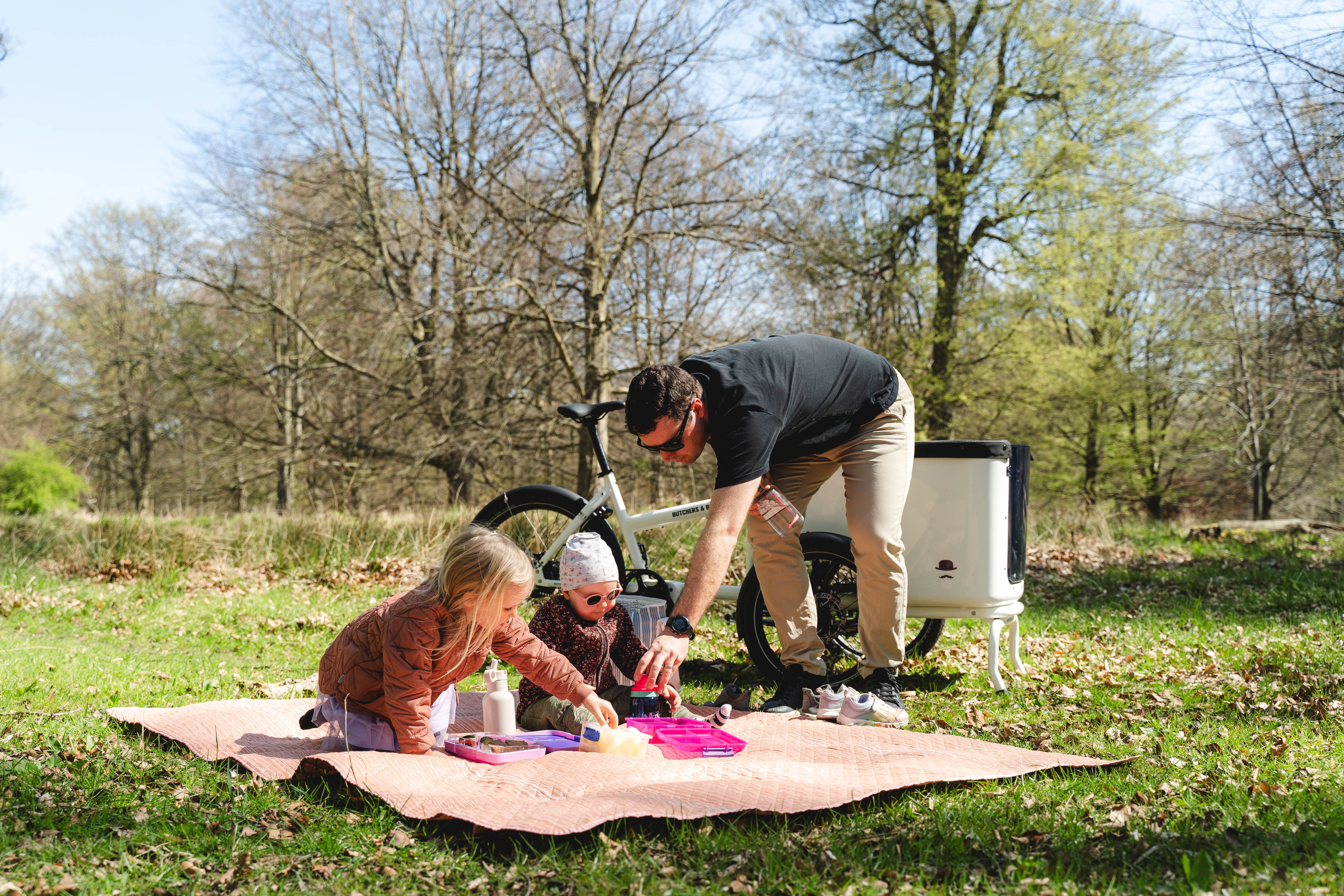 Familienpicknick mit Lastenrad